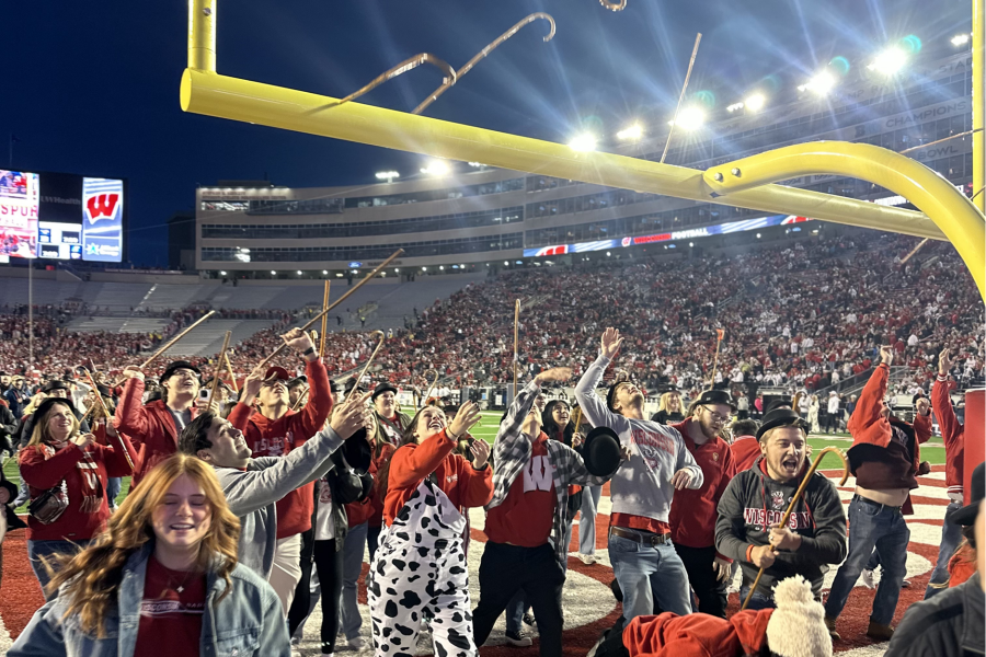 3Ls running across field to endzone