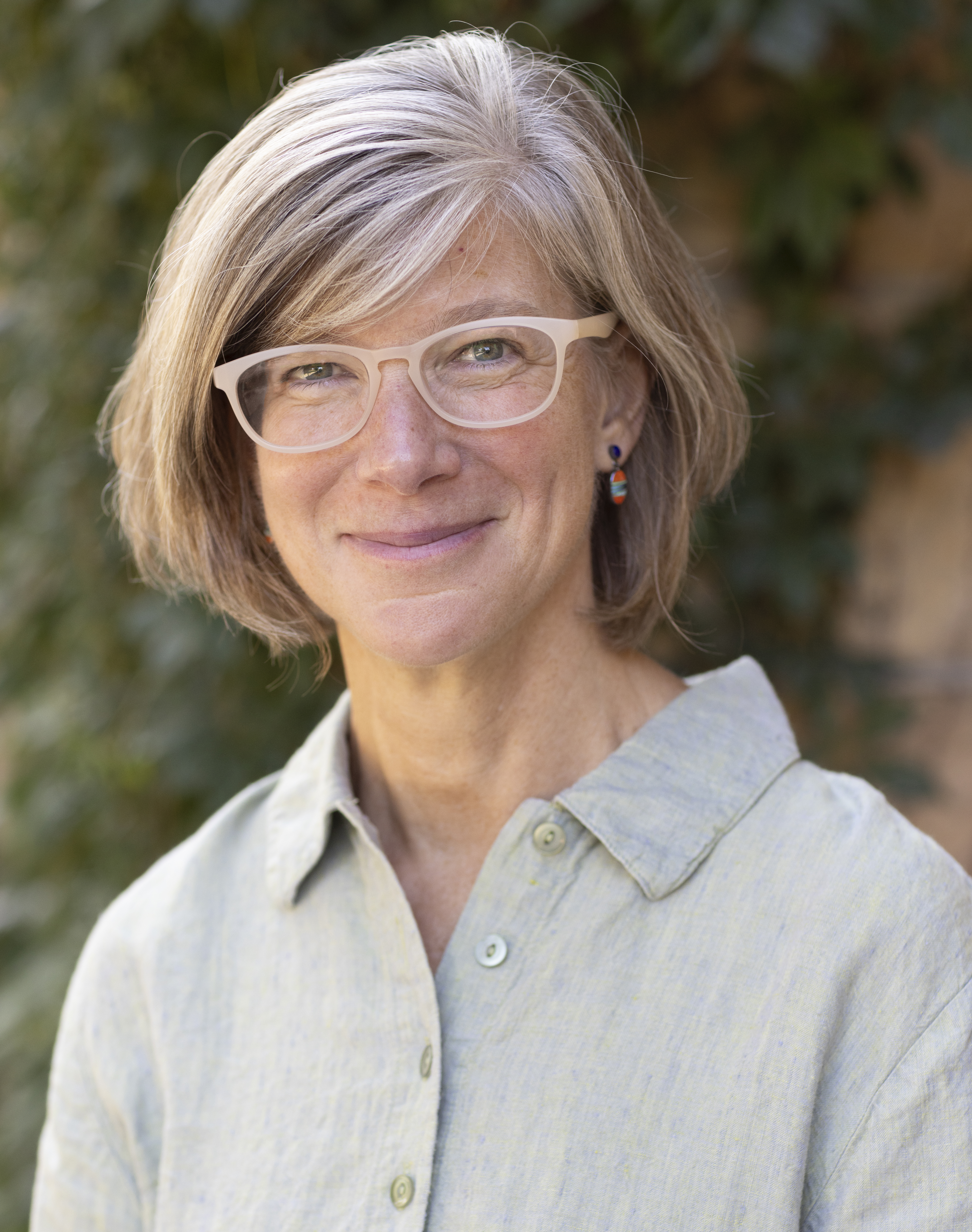 Toni Landis headshot